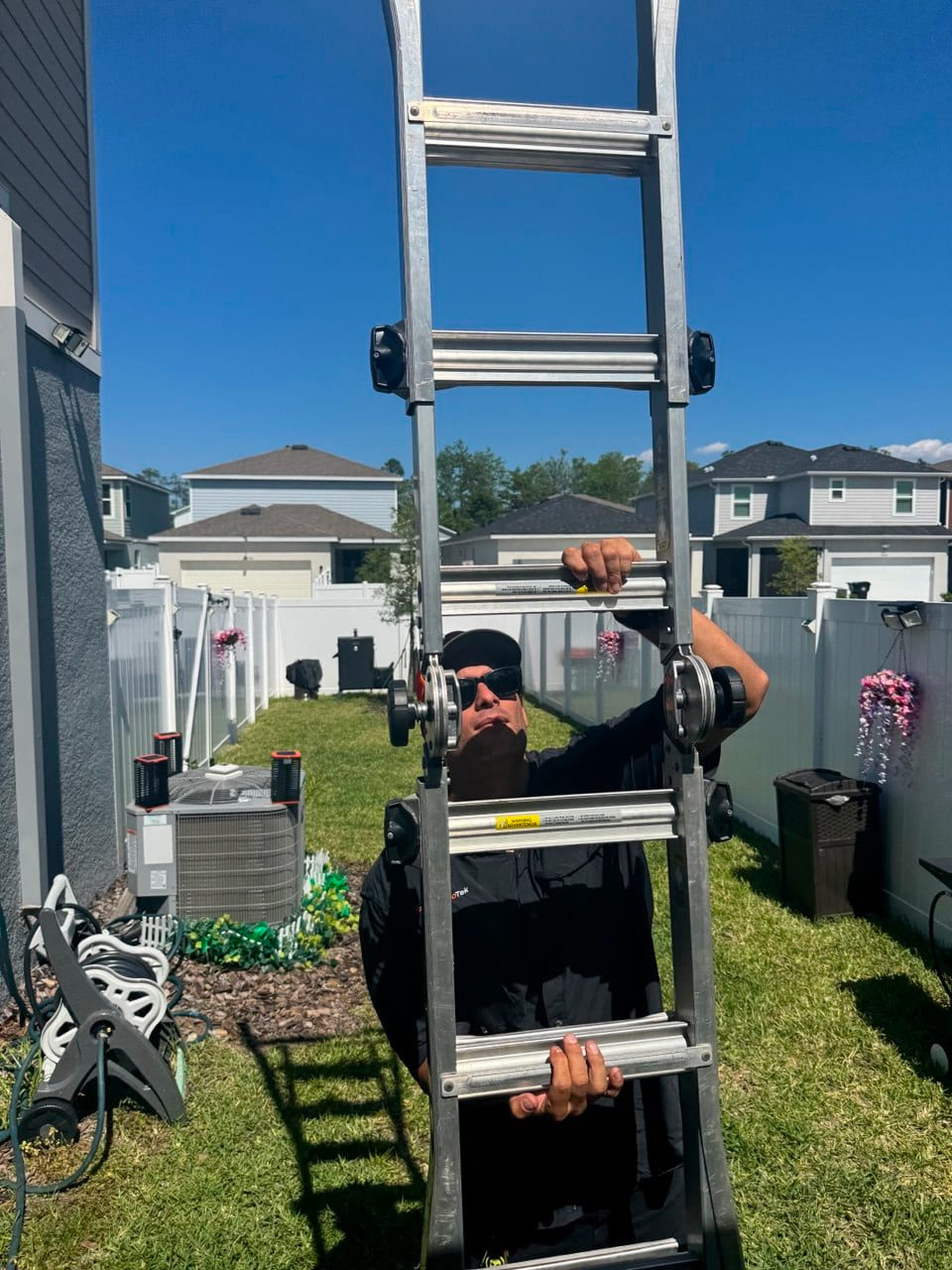 Técnico preparando escalera de trabajo