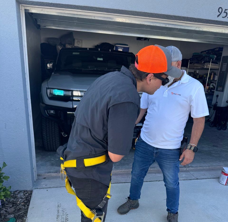 Técnico con casco y arnés trabajando sobre un techo